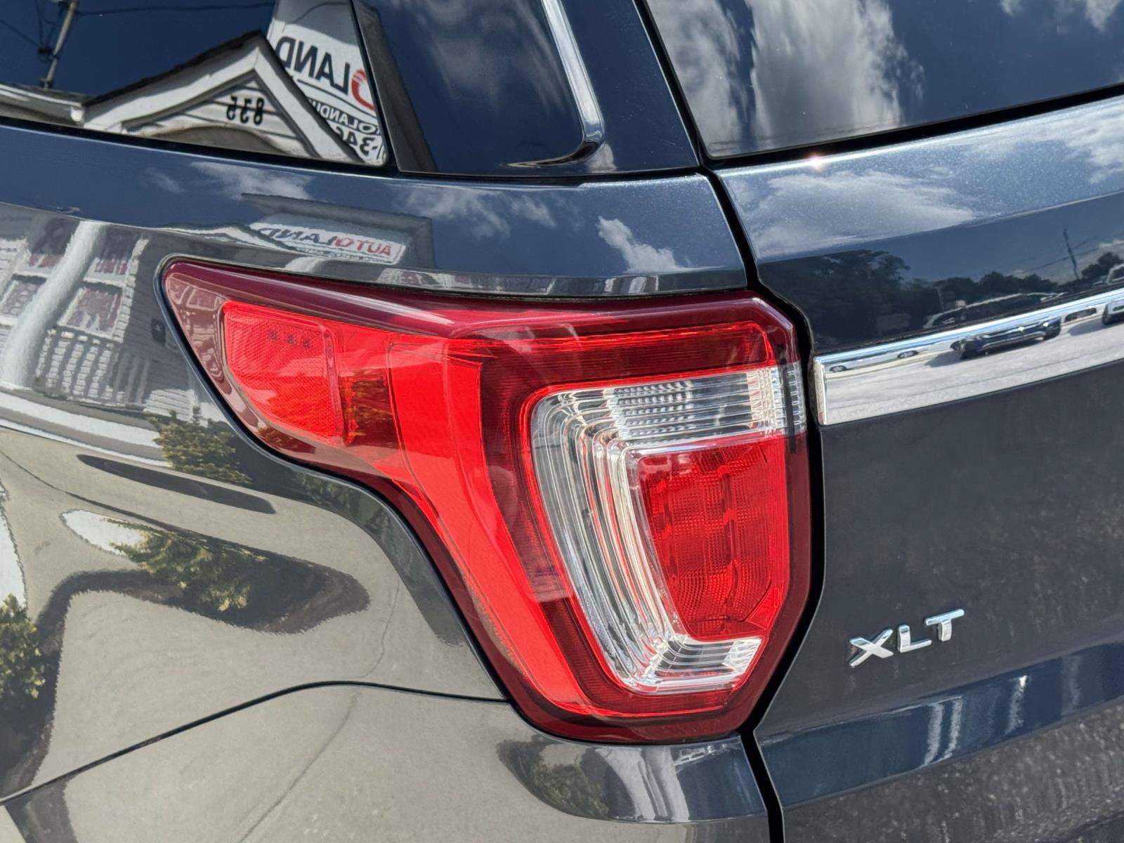 Used 2017 Ford Explorer XLT w/ Equipment Group 202A AWD/4WD image 8
