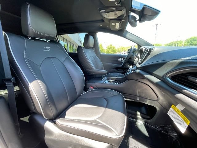 Used 2025 Chrysler Pacifica Limited AWD/4WD image 28