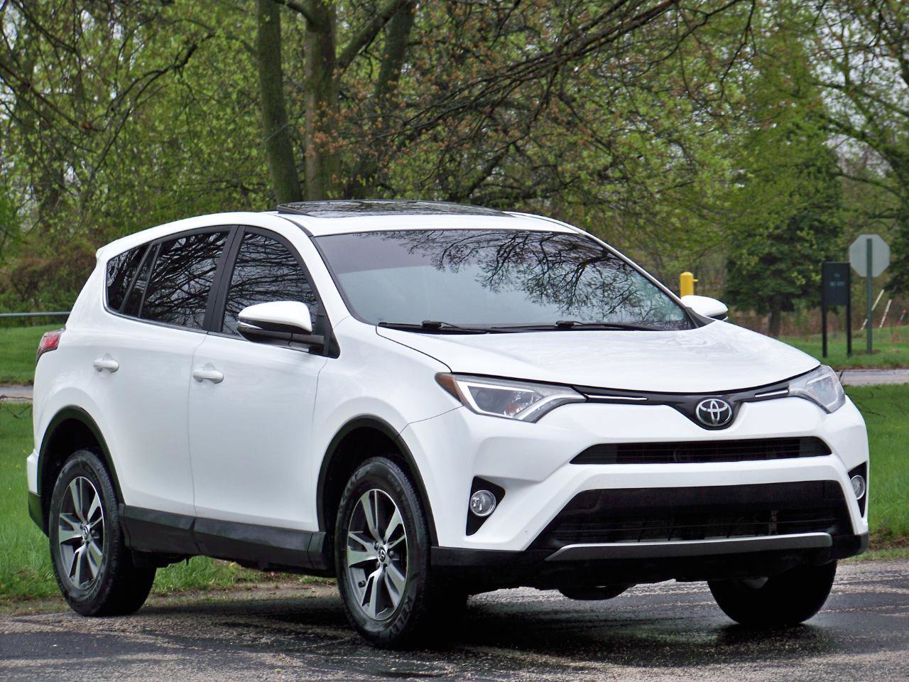Used 2018 Toyota RAV4 XLE image 2
