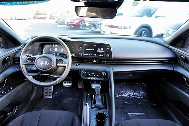 Used 2025 Hyundai Elantra Sport image 17