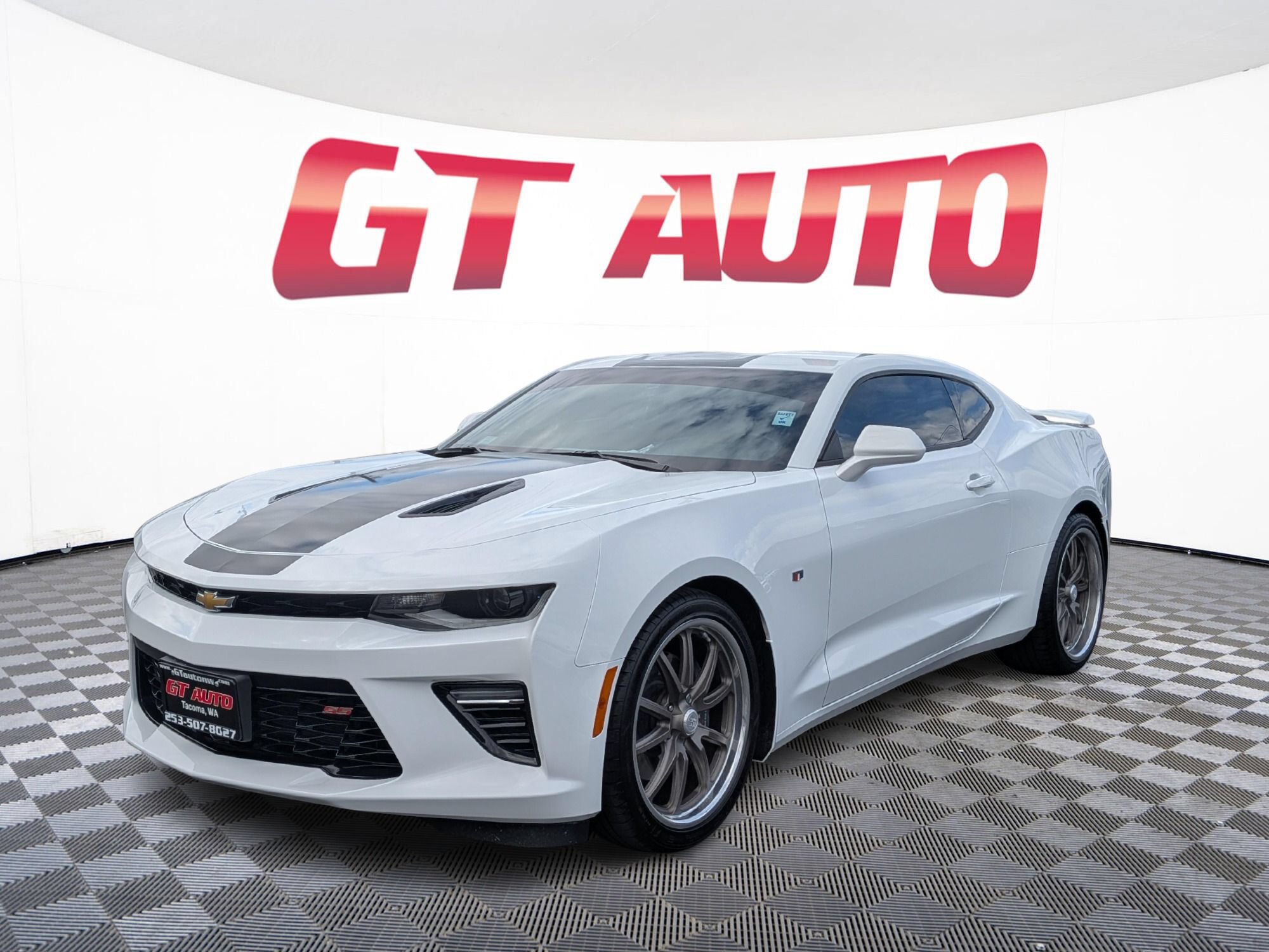 Used 2018 Chevrolet Camaro SS RWD image 2