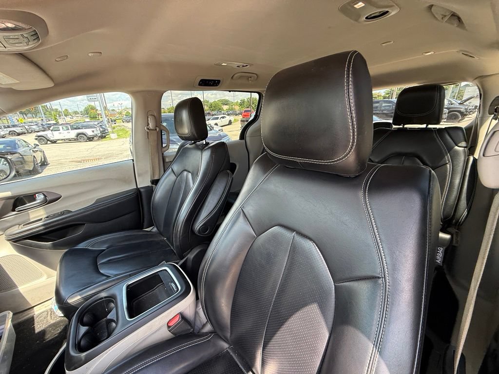 Used 2023 Chrysler Pacifica Touring-L FWD image 13