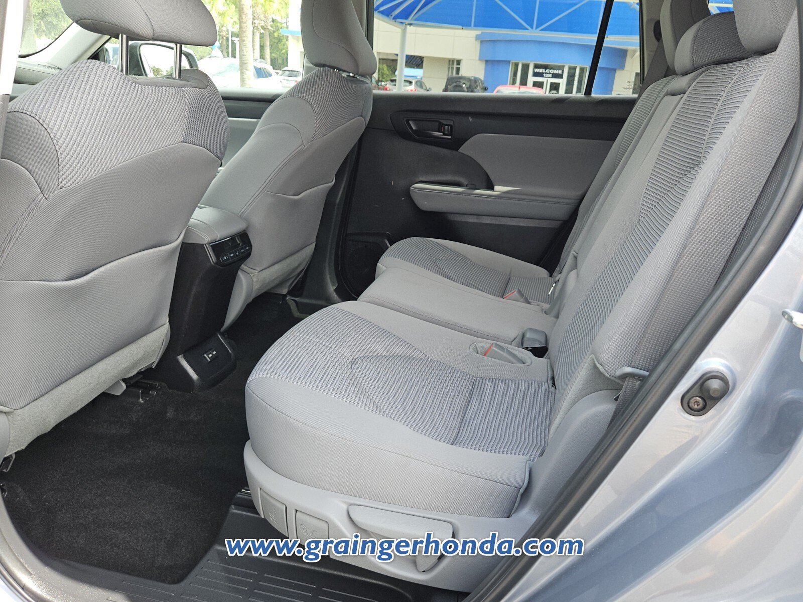 Used 2024 Toyota Highlander LE FWD image 11