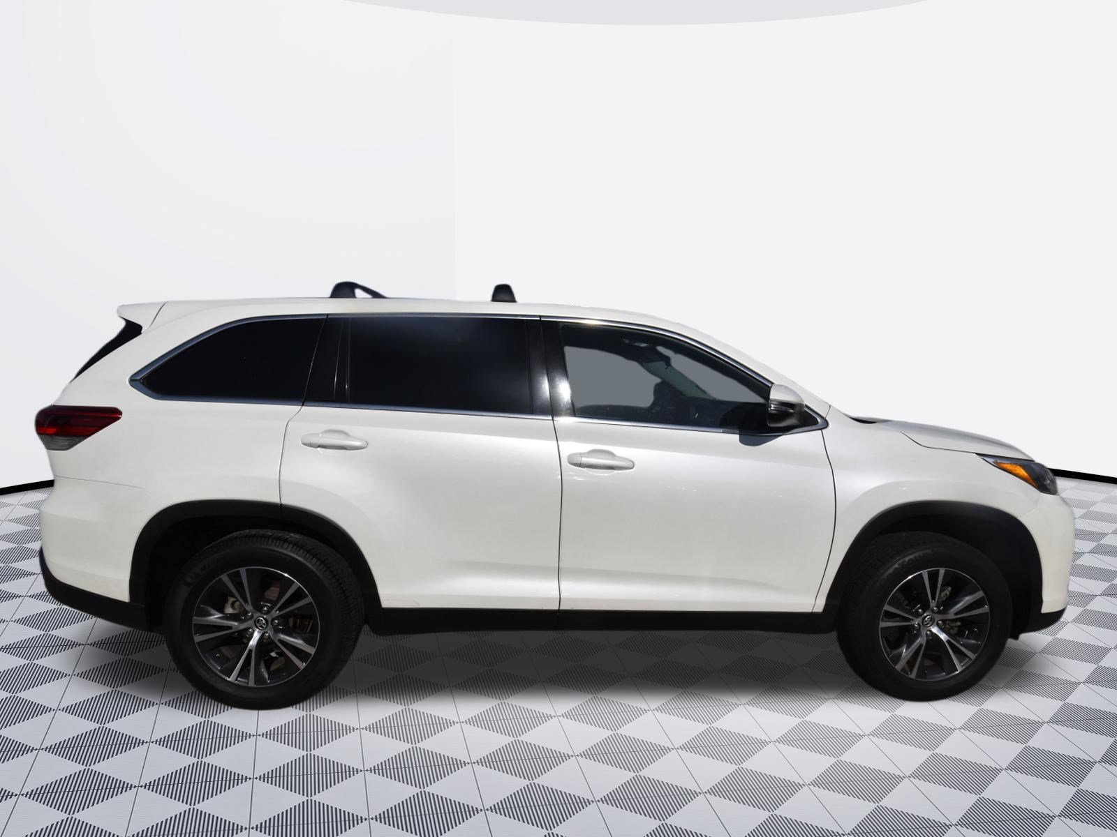 Used 2019 Toyota Highlander LE FWD image 5
