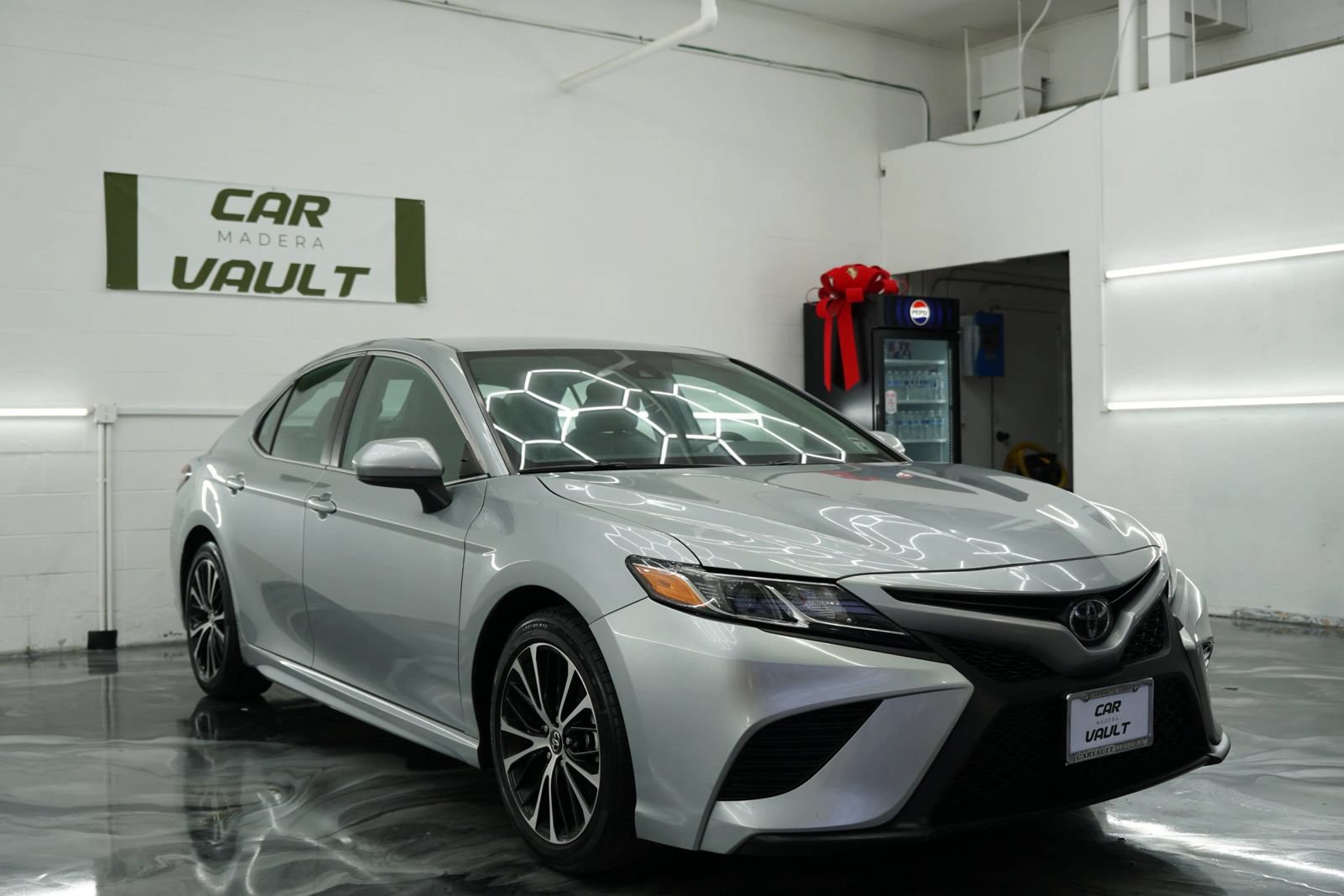 Used 2020 Toyota Camry SE FWD image 3