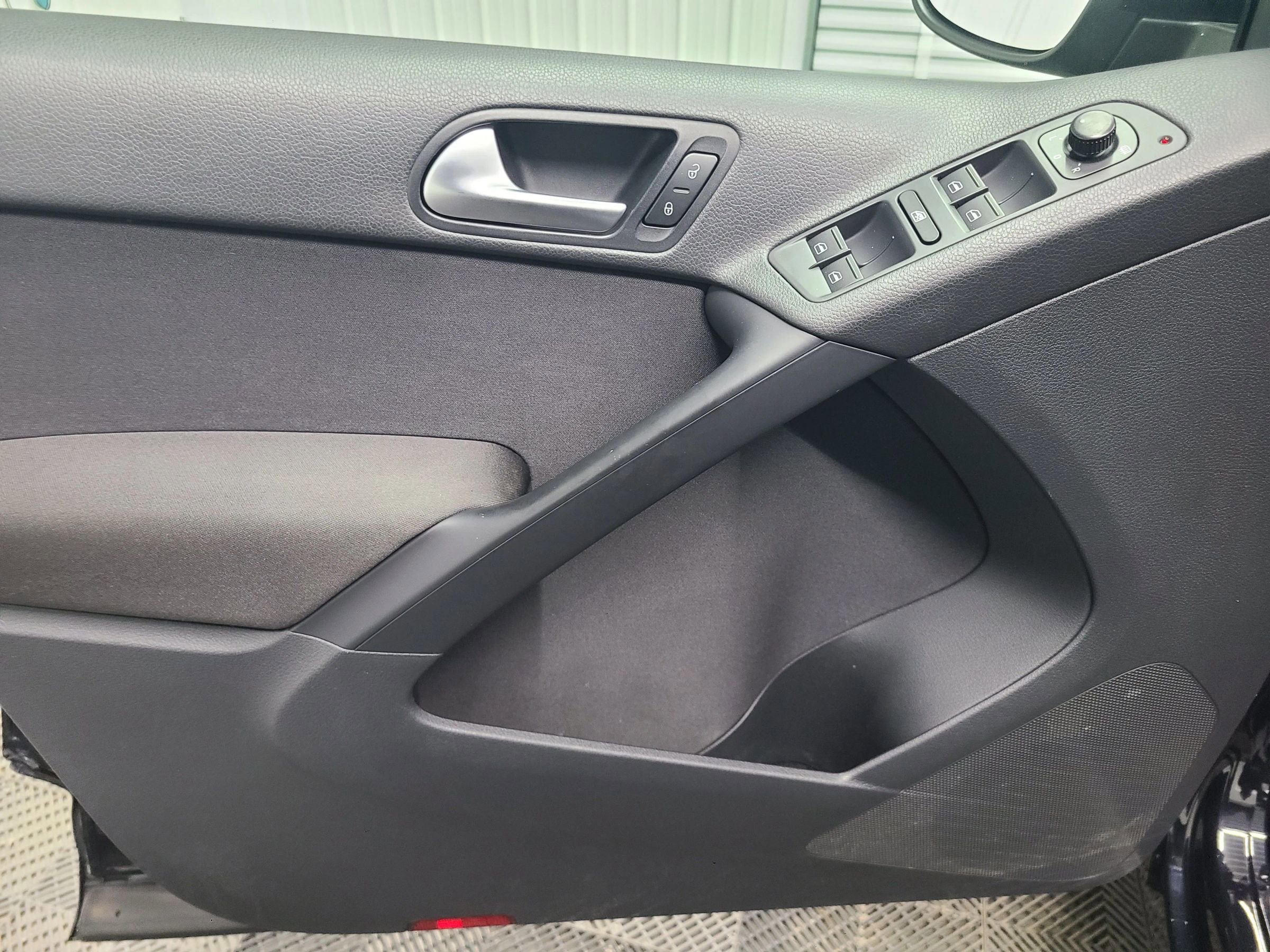 Used 2014 Volkswagen Tiguan S image 21