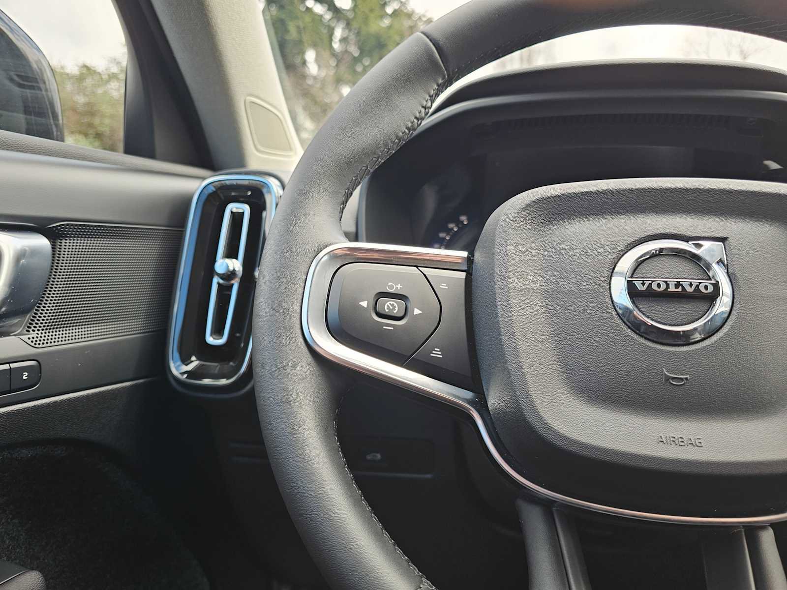 Used 2025 Volvo XC40 B5 Plus w/ Protection Package Premier image 31