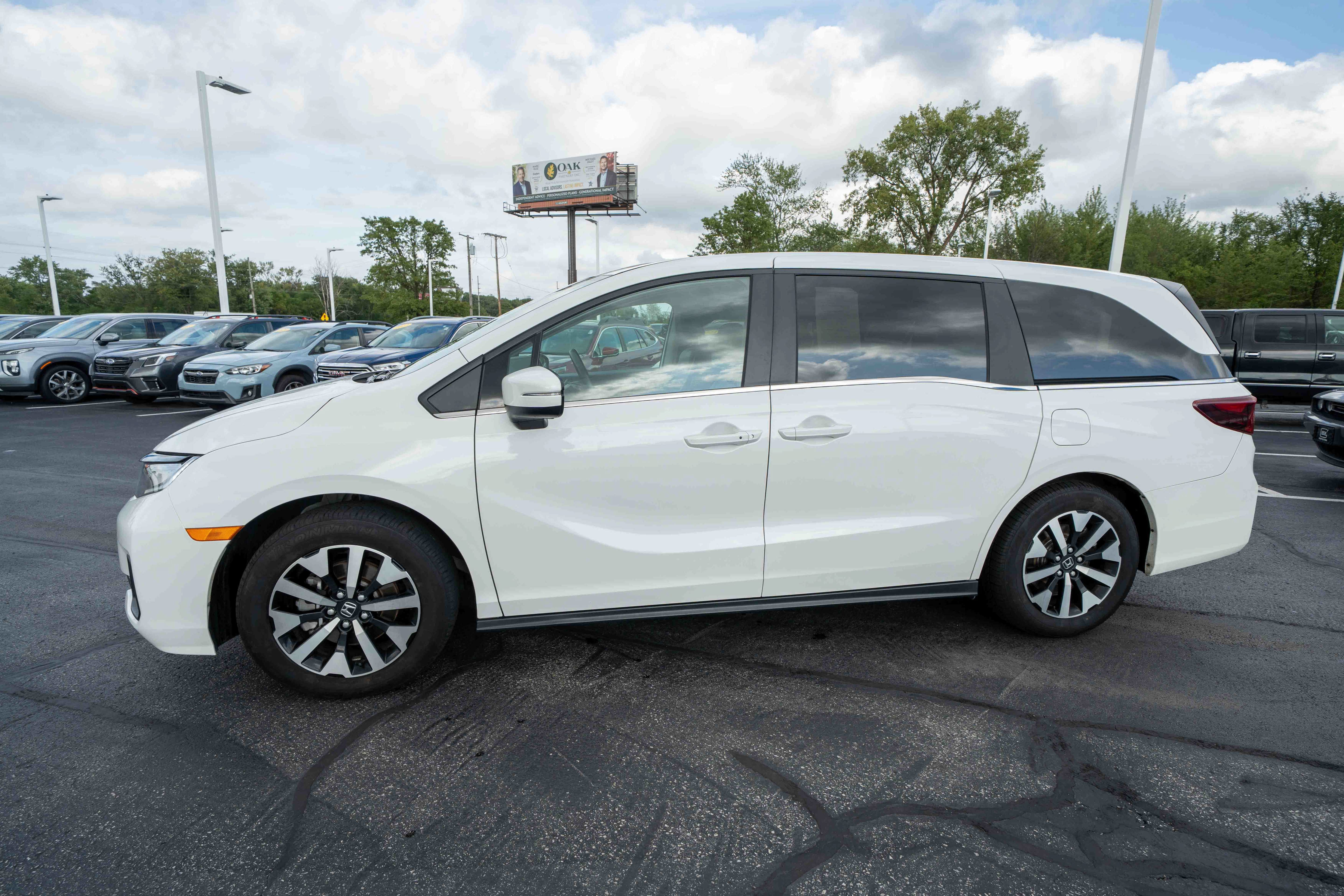 Used 2025 Honda Odyssey EX-L image 3