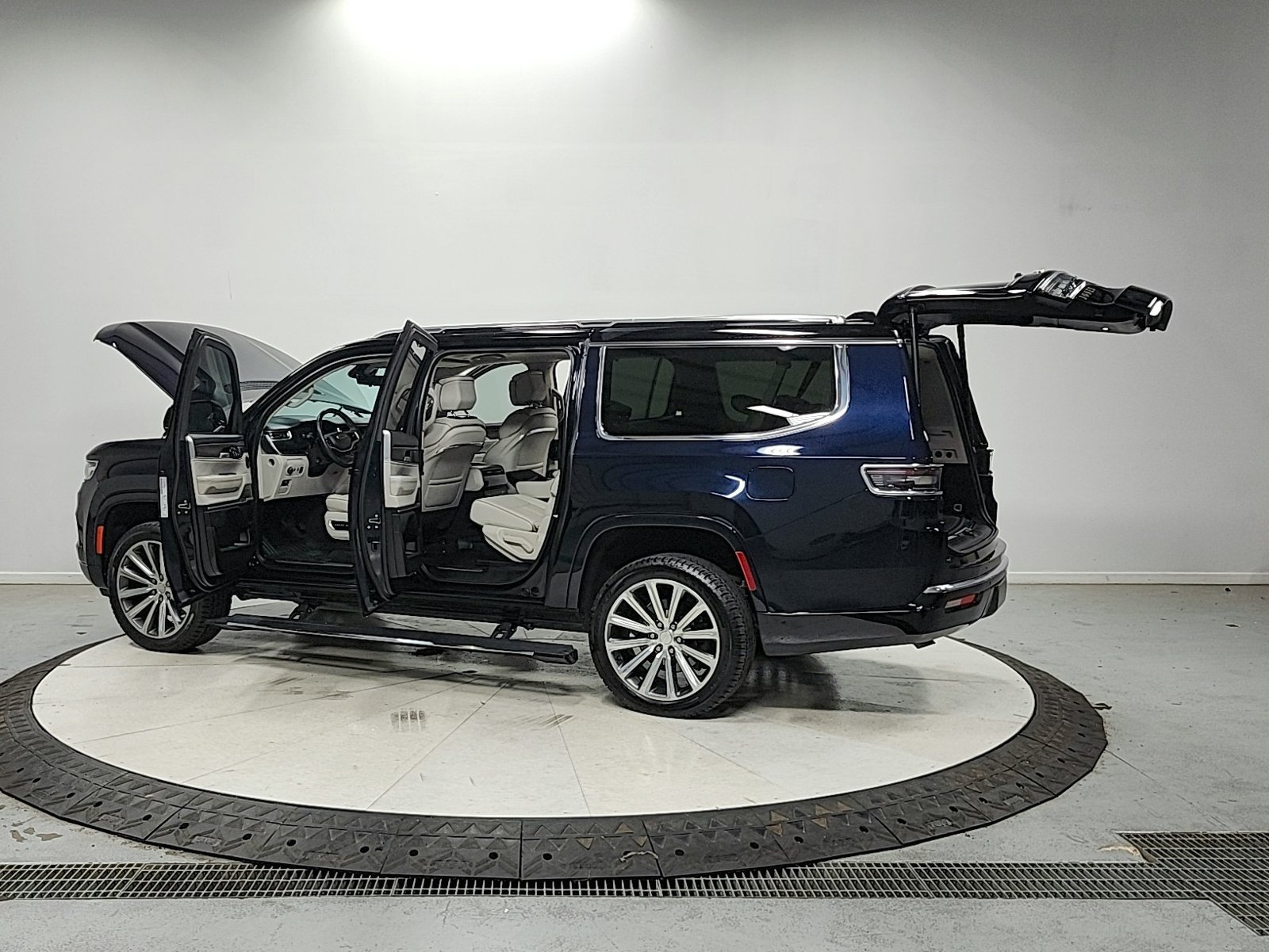 Used 2023 Jeep Grand Wagoneer L Series II w/ Convenience Group III AWD/4WD image 19