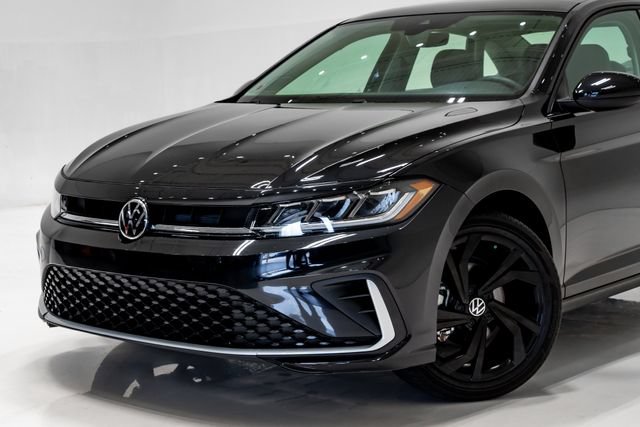 Used 2025 Volkswagen Jetta SE w/ Sunroof Package FWD image 2