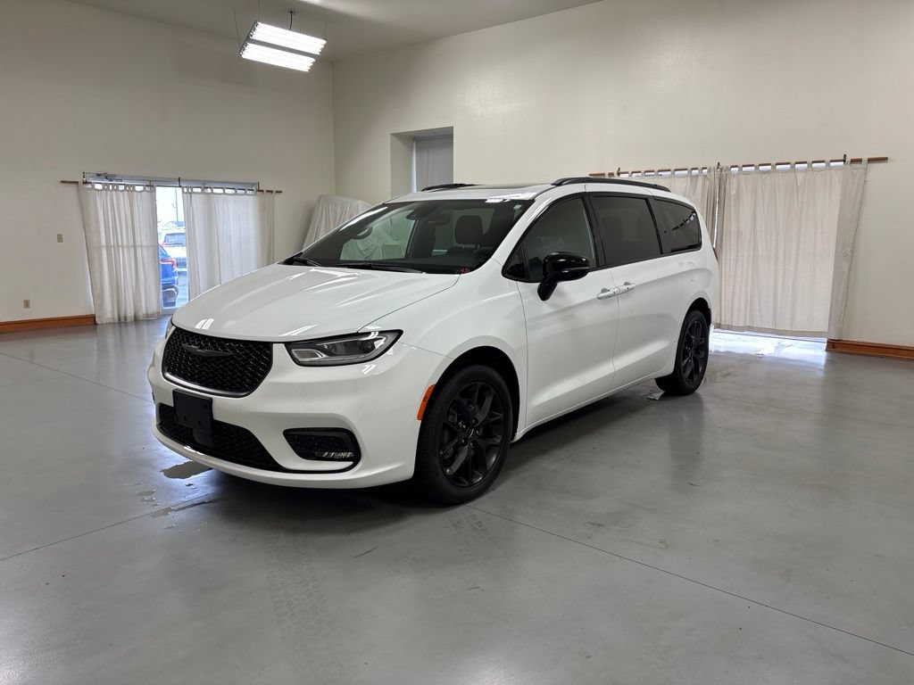 Used 2024 Chrysler Pacifica Touring-L w/ S Appearance Package AWD/4WD image 4