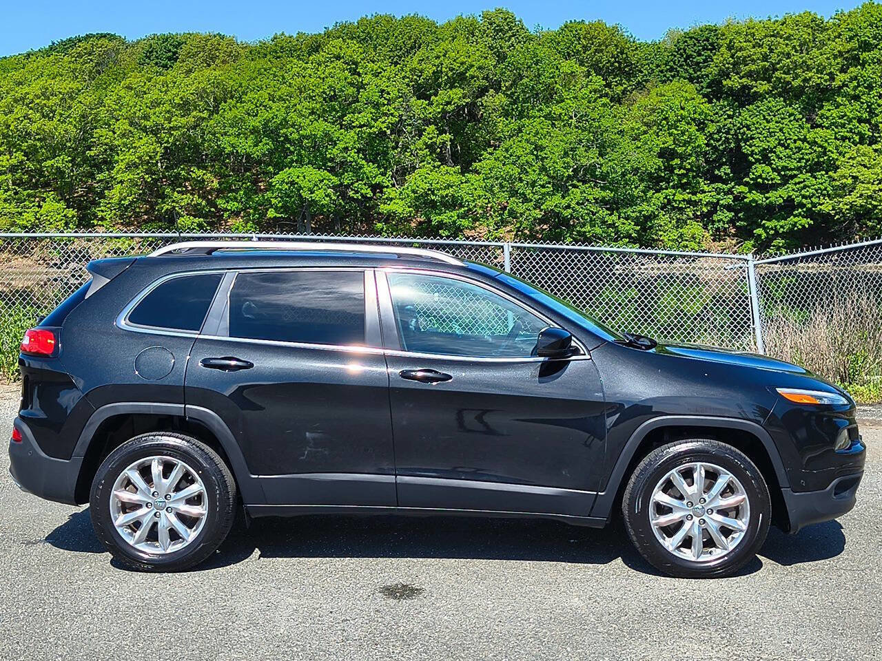 Used 2016 Jeep Cherokee Limited w/ Luxury Group AWD/4WD image 8