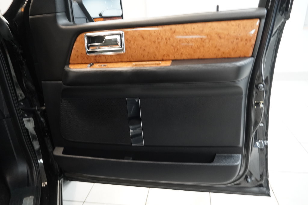 Used 2015 Lincoln Navigator L 4WD image 33