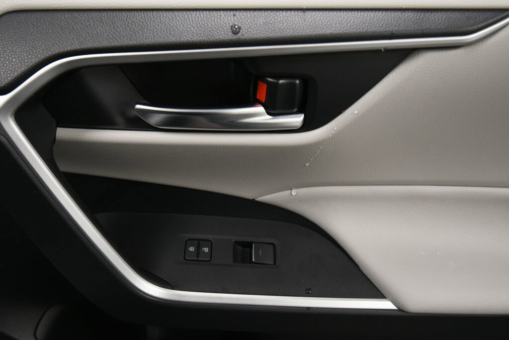 Used 2025 Toyota RAV4 XLE w/ Convenience Package image 29