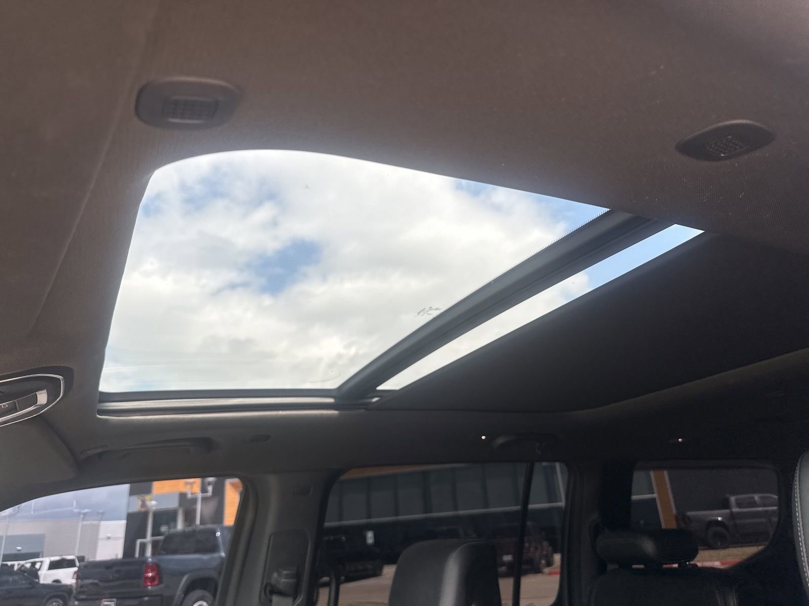 Used 2023 Jeep Wagoneer Series II w/ Premium Group I image 14