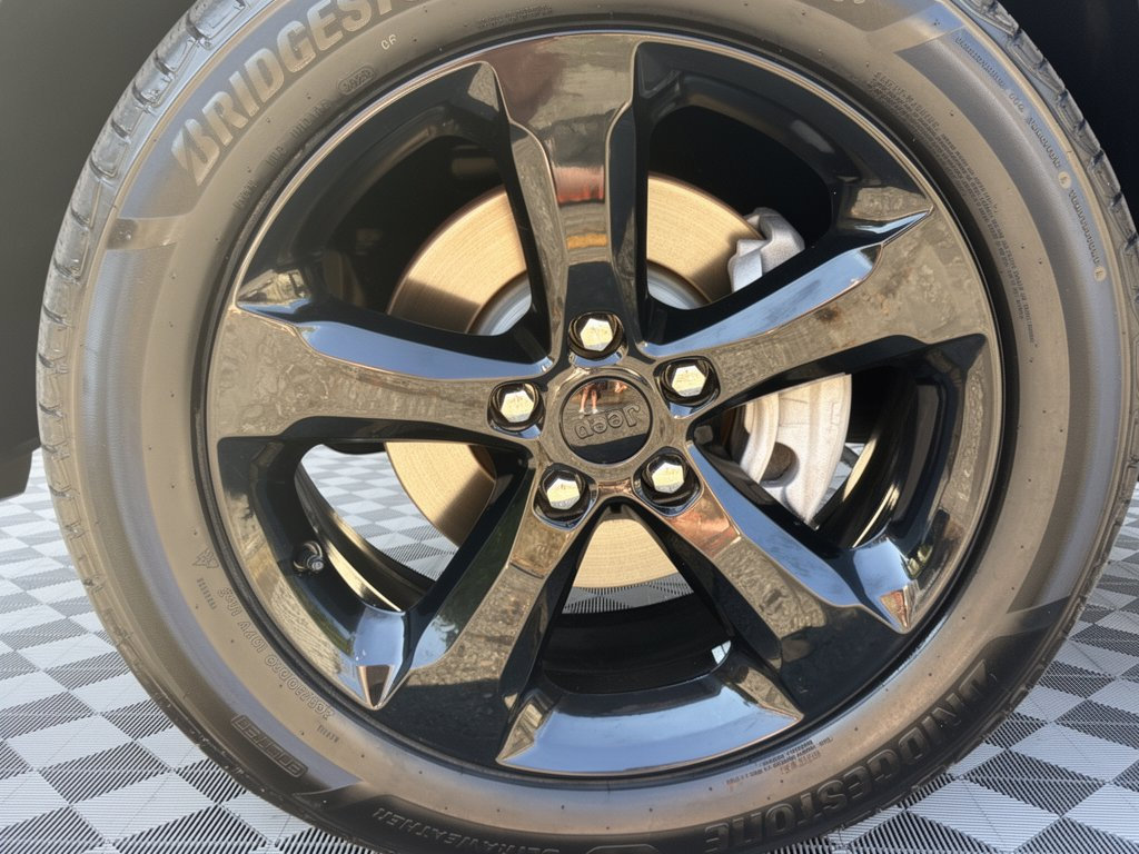 Used 2022 Jeep Grand Cherokee Altitude AWD/4WD image 14