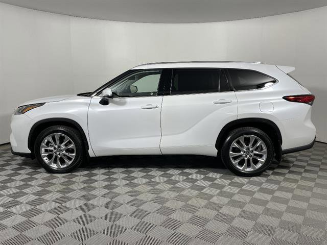 Used 2023 Toyota Highlander Limited image 4