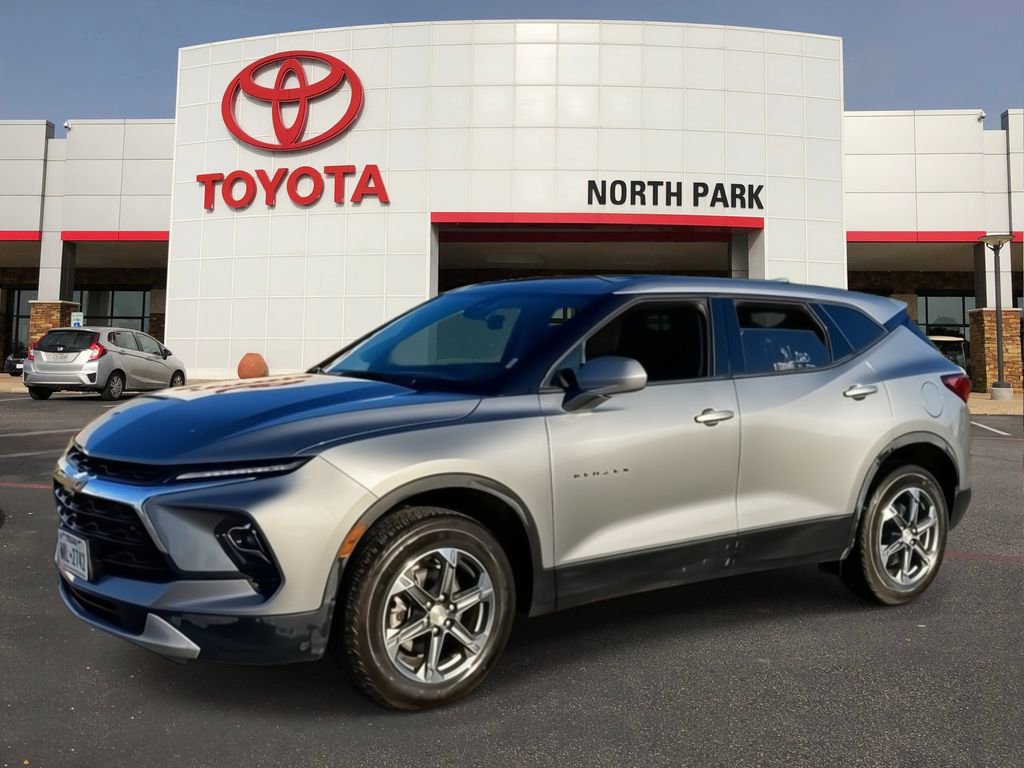 Used 2025 Chevrolet Blazer LT FWD image 1