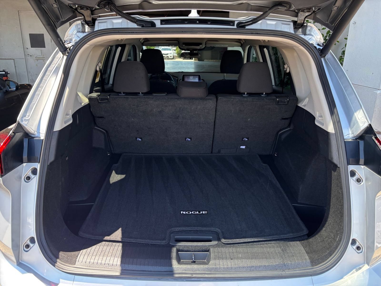 Used 2025 Nissan Rogue SV FWD image 33