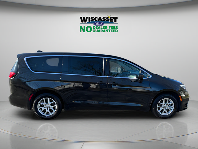 Used 2024 Chrysler Pacifica Touring-L FWD image 6