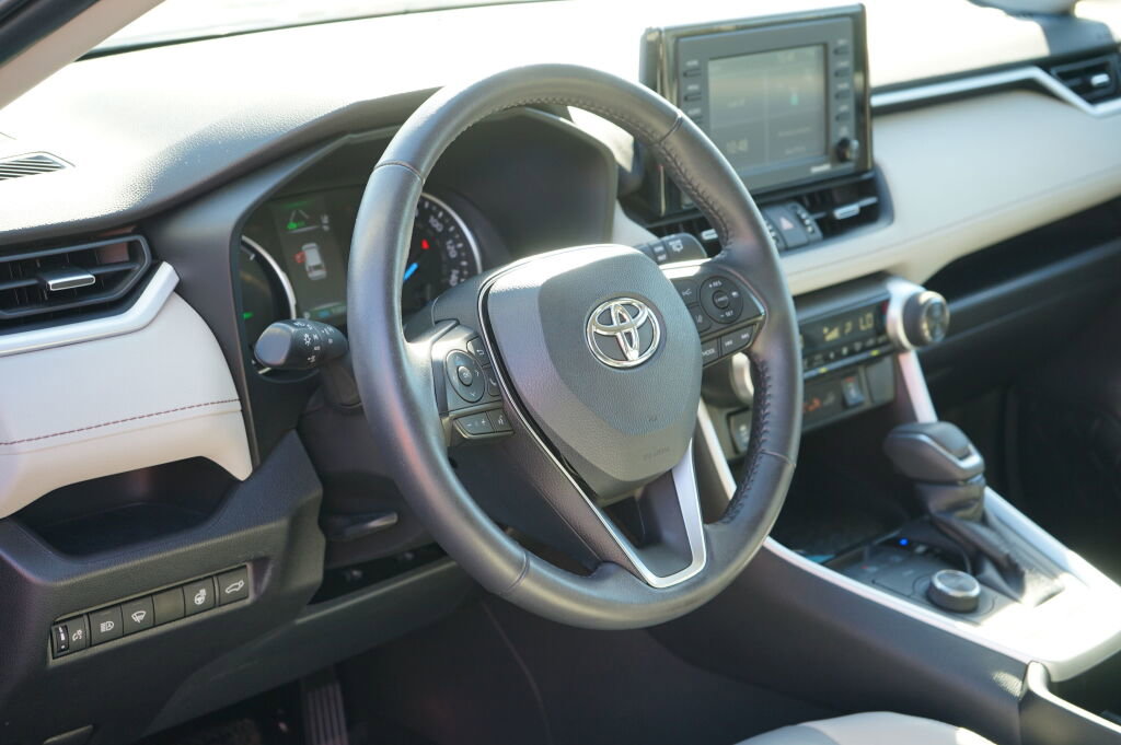 Used 2022 Toyota RAV4 XLE Premium image 9