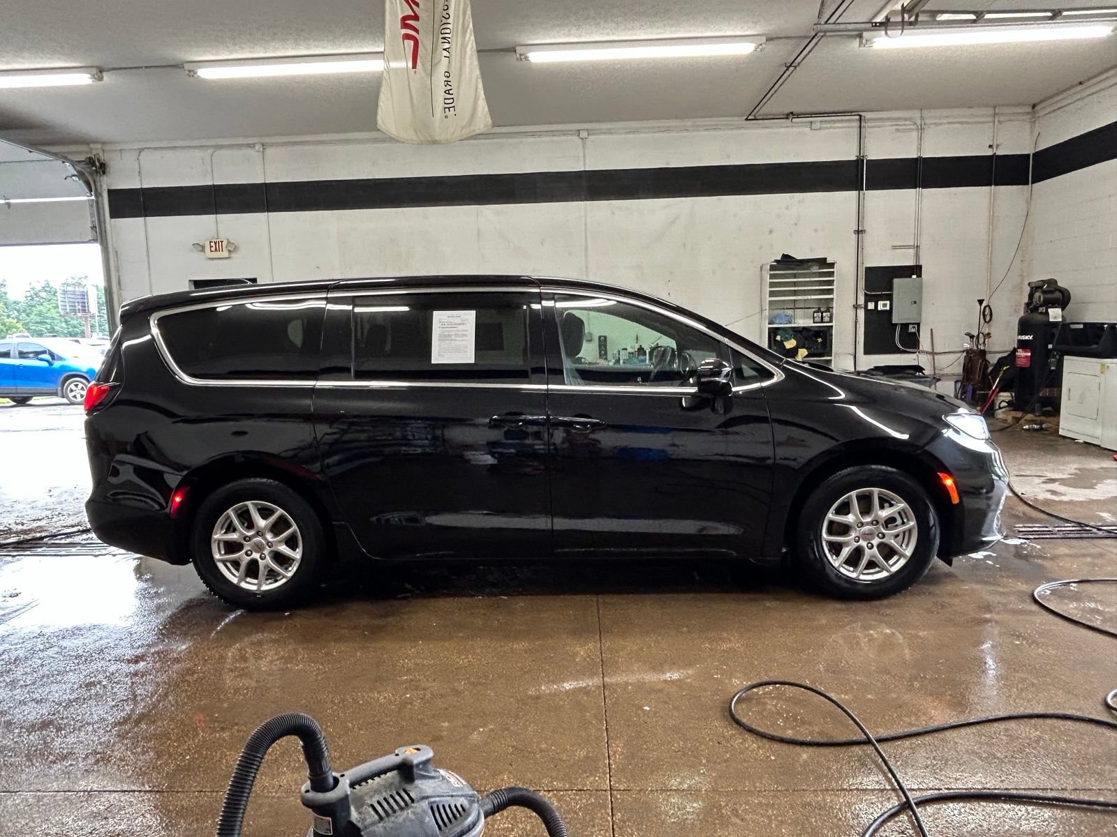 Certified 2025 Chrysler Pacifica Select FWD image 8