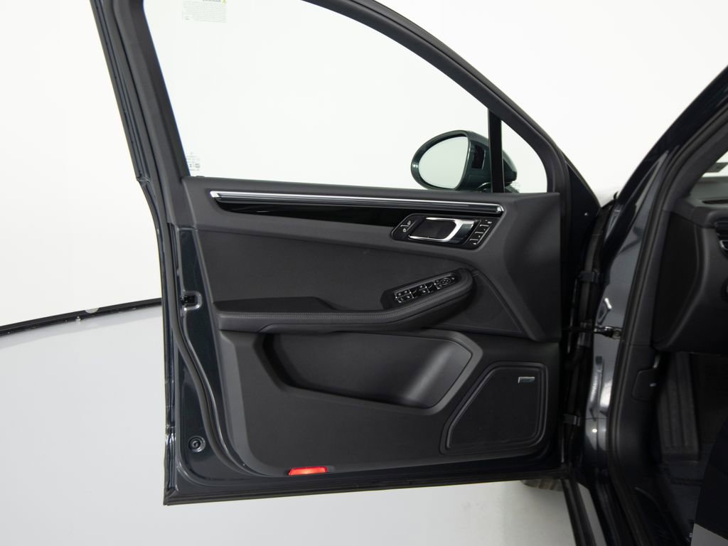 Certified 2025 Porsche Macan image 15