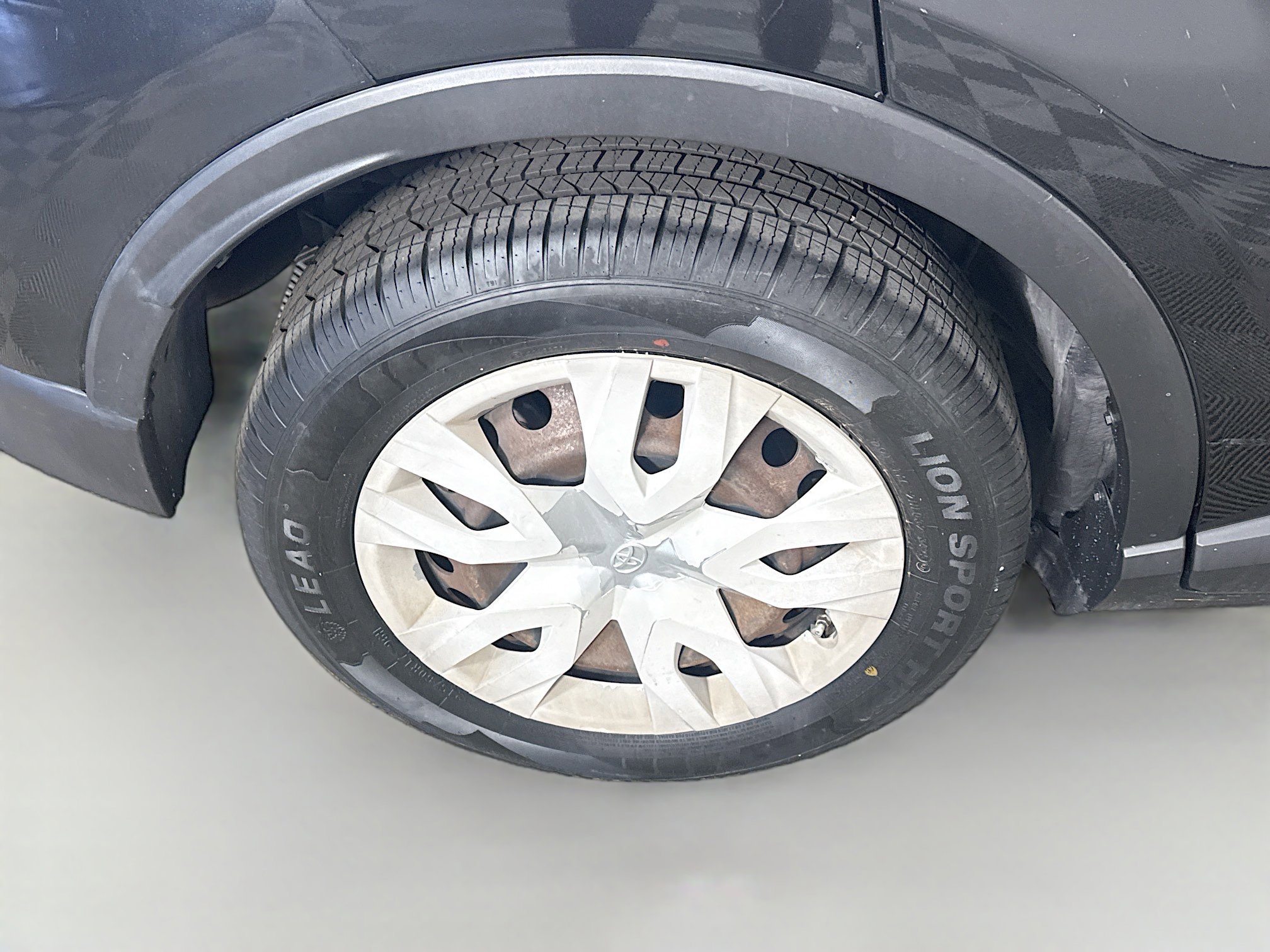 Used 2019 Toyota C-HR LE image 32