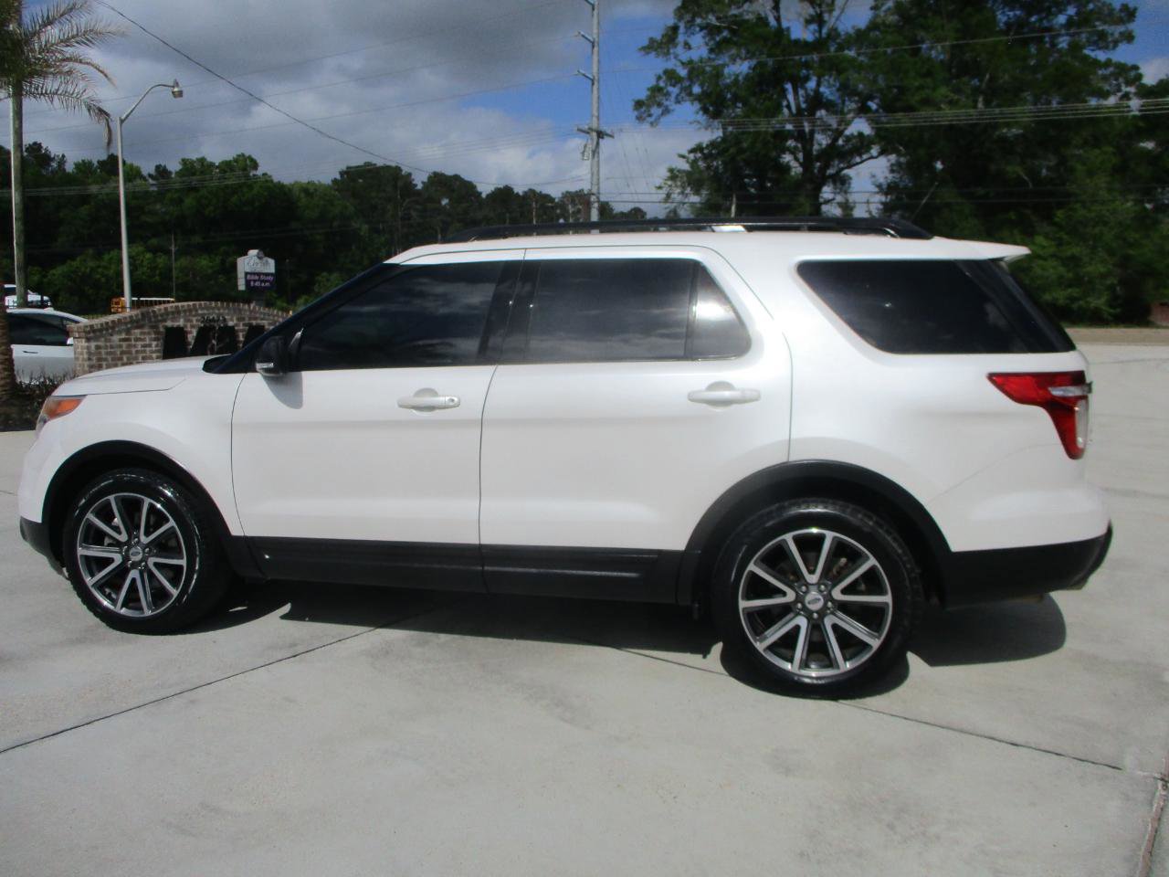 Used 2015 Ford Explorer XLT w/ Equipment Group 202A image 18