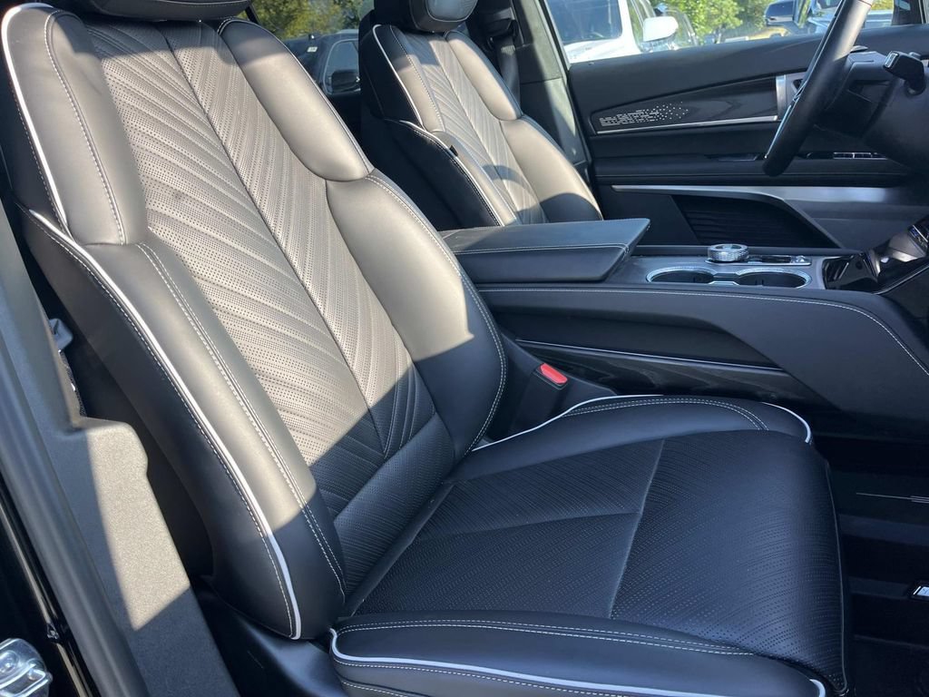Certified 2026 Cadillac Vistiq Platinum w/ LPO, Floor Liner Package AWD/4WD image 32