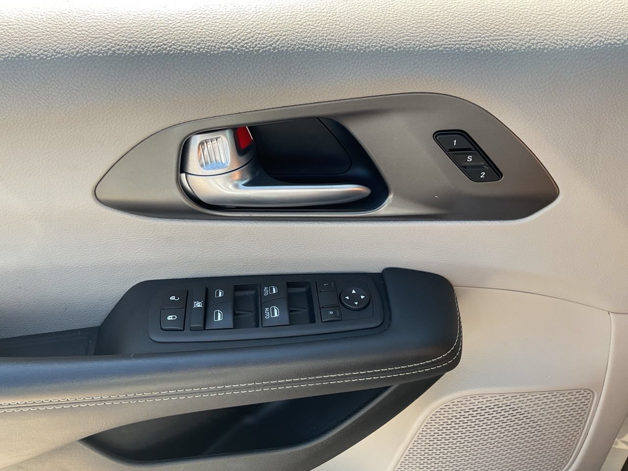 Used 2024 Chrysler Pacifica Touring-L FWD image 18