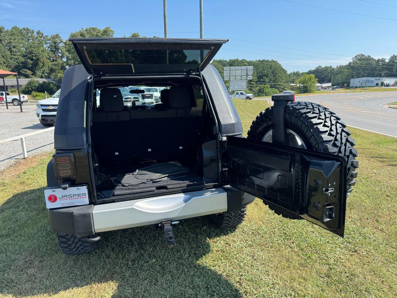 Used 2012 Jeep Wrangler Unlimited Sahara AWD/4WD image 22