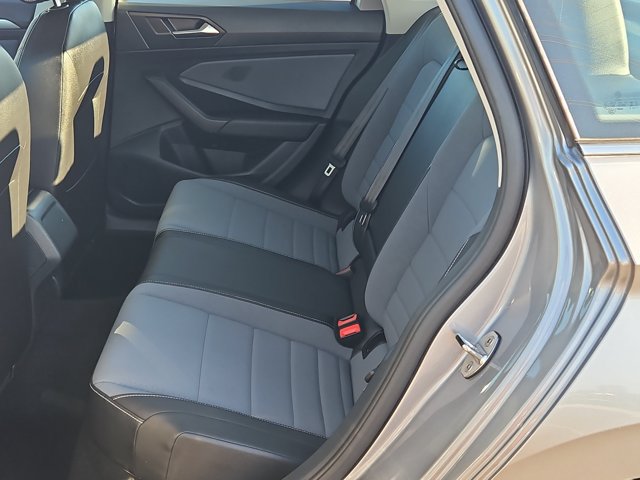 Used 2025 Volkswagen Jetta SE FWD image 19