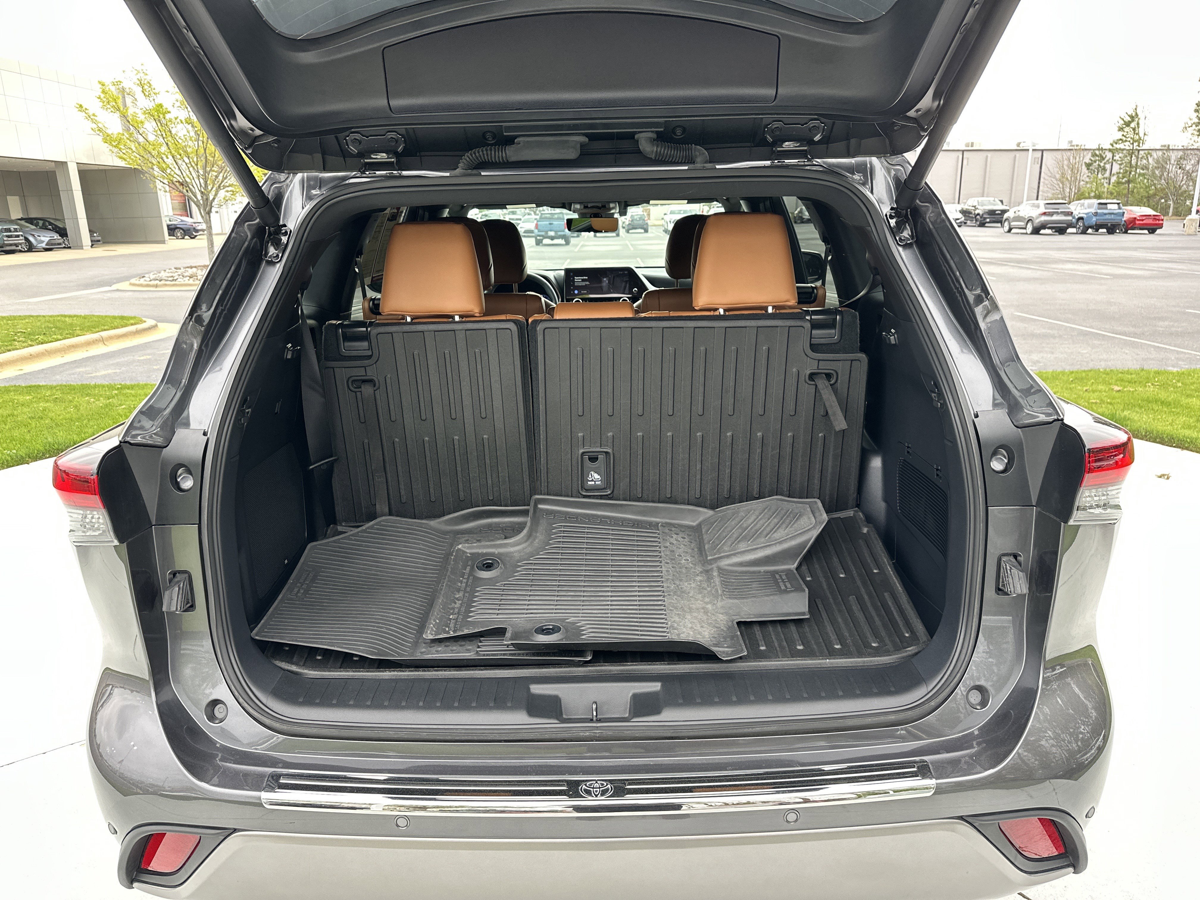 Used 2024 Toyota Highlander Platinum image 33