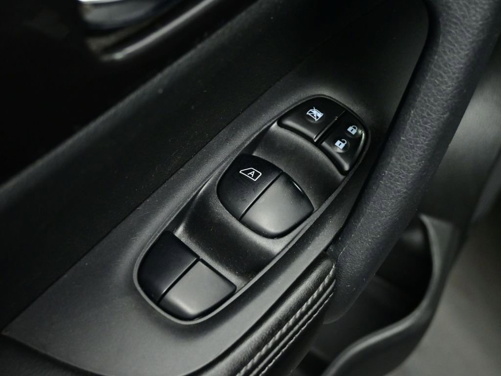 Used 2018 Nissan Rogue SV image 52