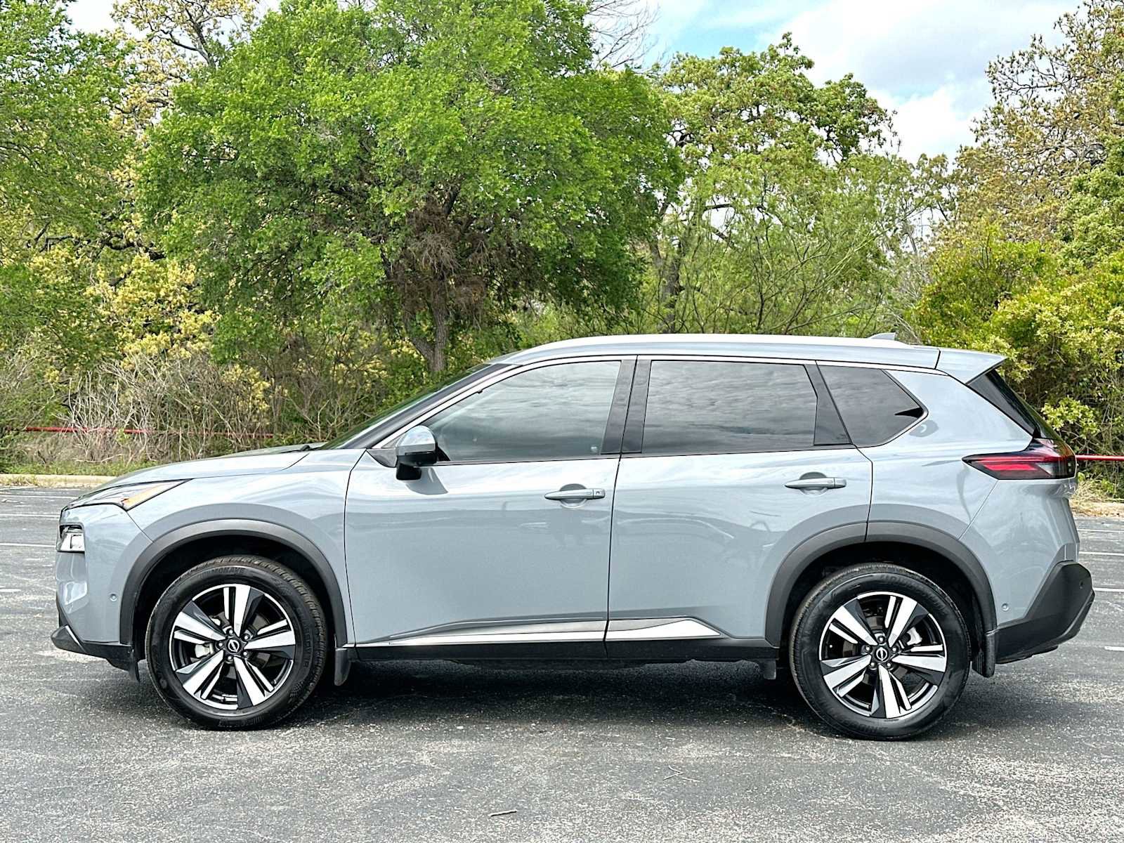 Used 2023 Nissan Rogue SL w/ SL Premium Package image 12