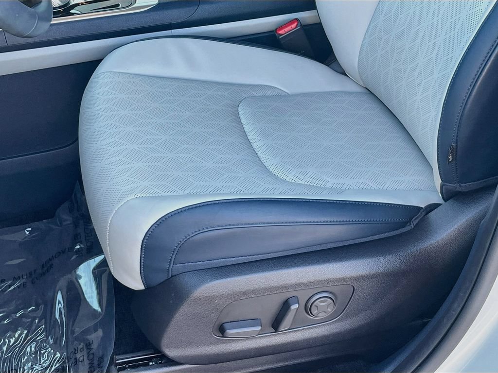 Certified 2026 Kia Carnival EX FWD image 13