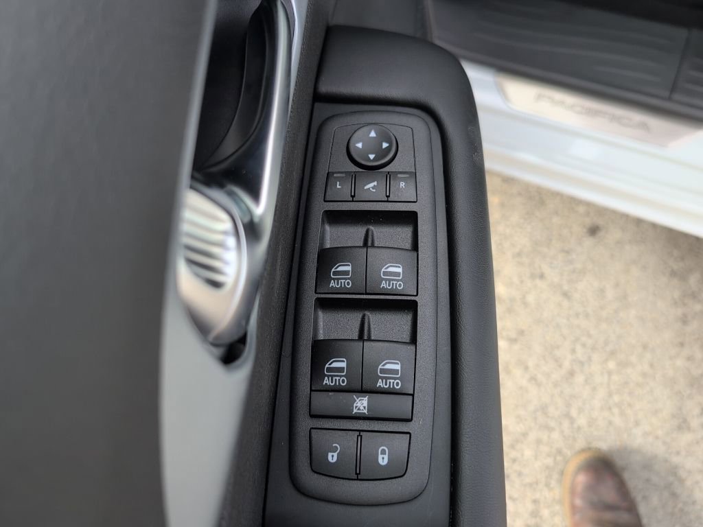 New 2026 Chrysler Pacifica Limited image 13
