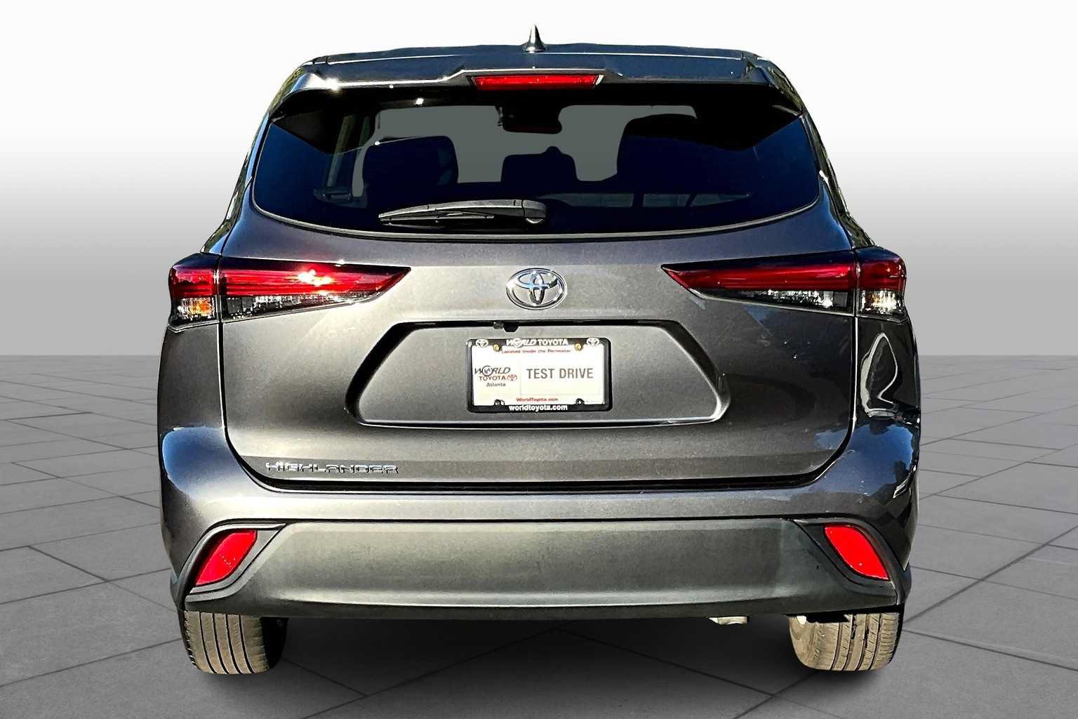 Used 2023 Toyota Highlander L FWD image 5