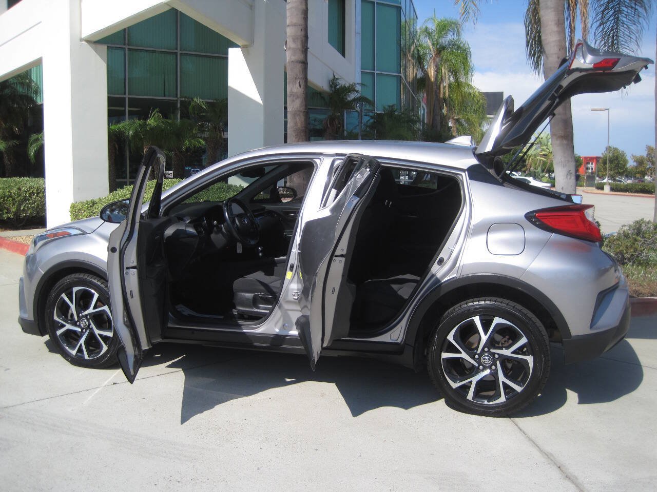 Used 2018 Toyota C-HR XLE FWD image 4