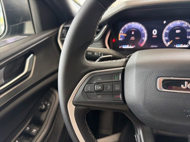 Used 2024 Jeep Grand Cherokee Laredo AWD/4WD image 28
