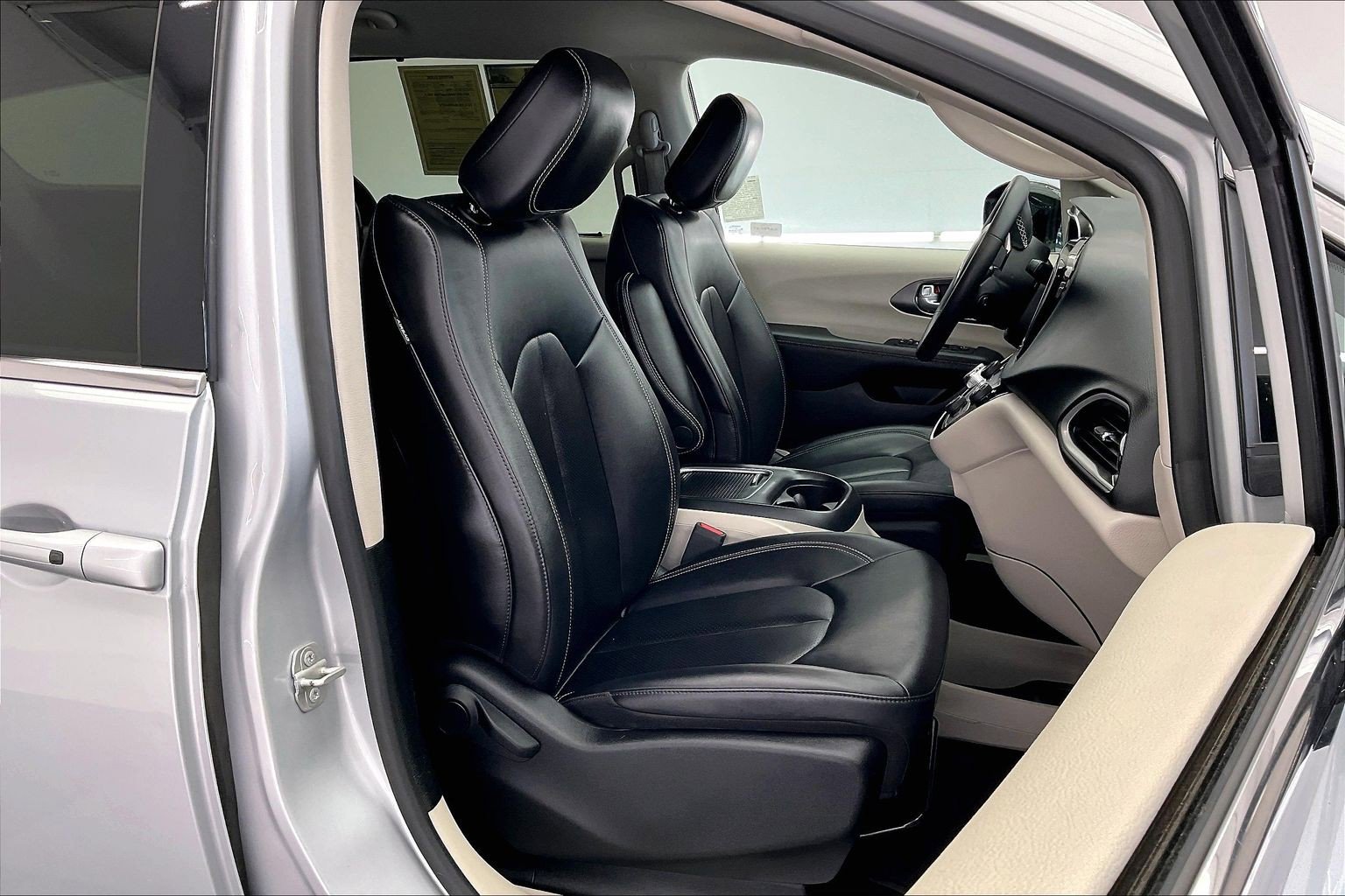 Used 2024 Chrysler Pacifica Touring-L image 6