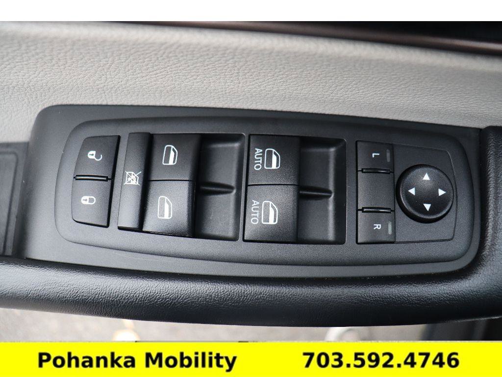 Used 2020 Chrysler Voyager L image 21