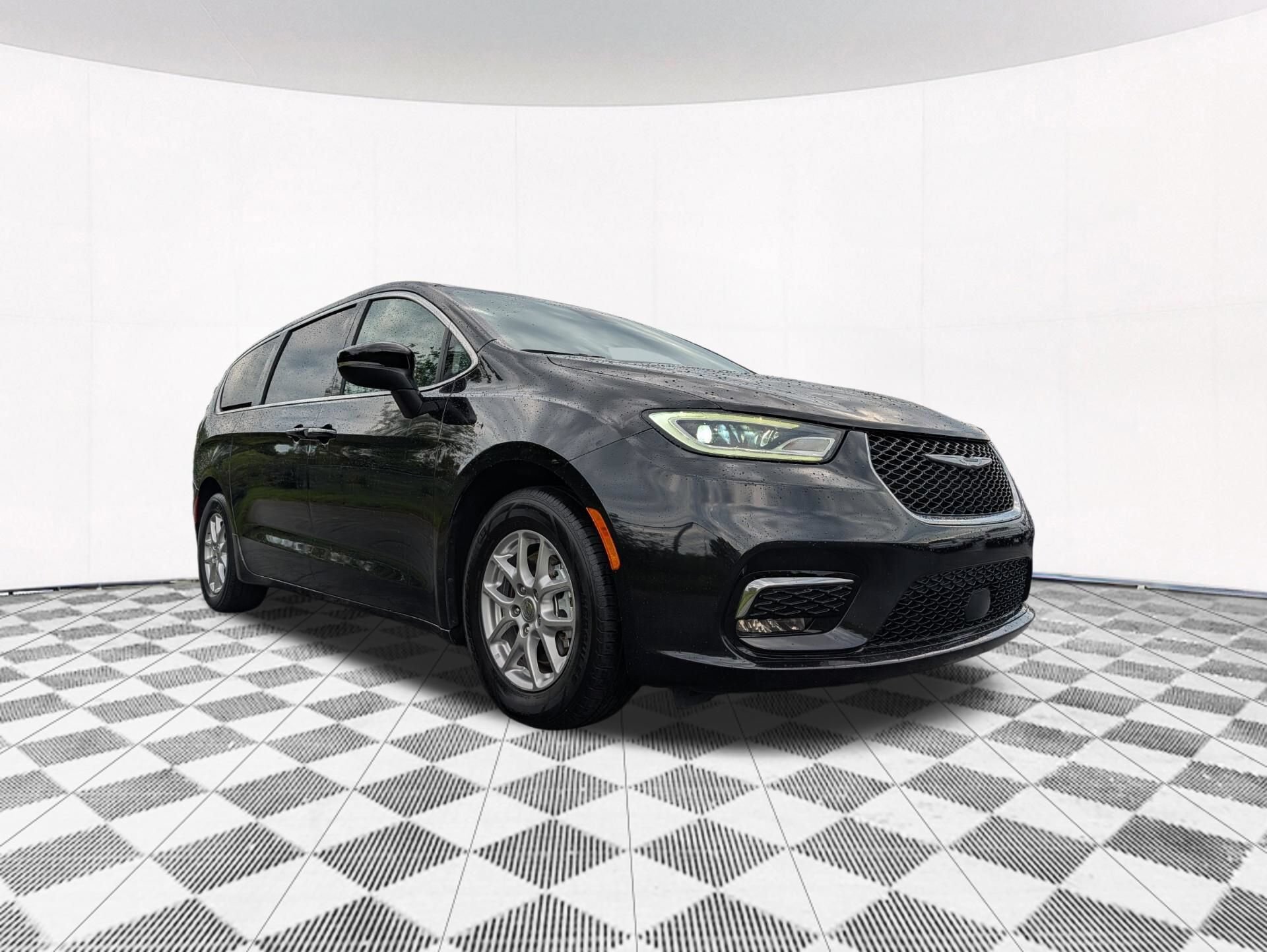 Used 2023 Chrysler Pacifica Touring-L FWD image 13