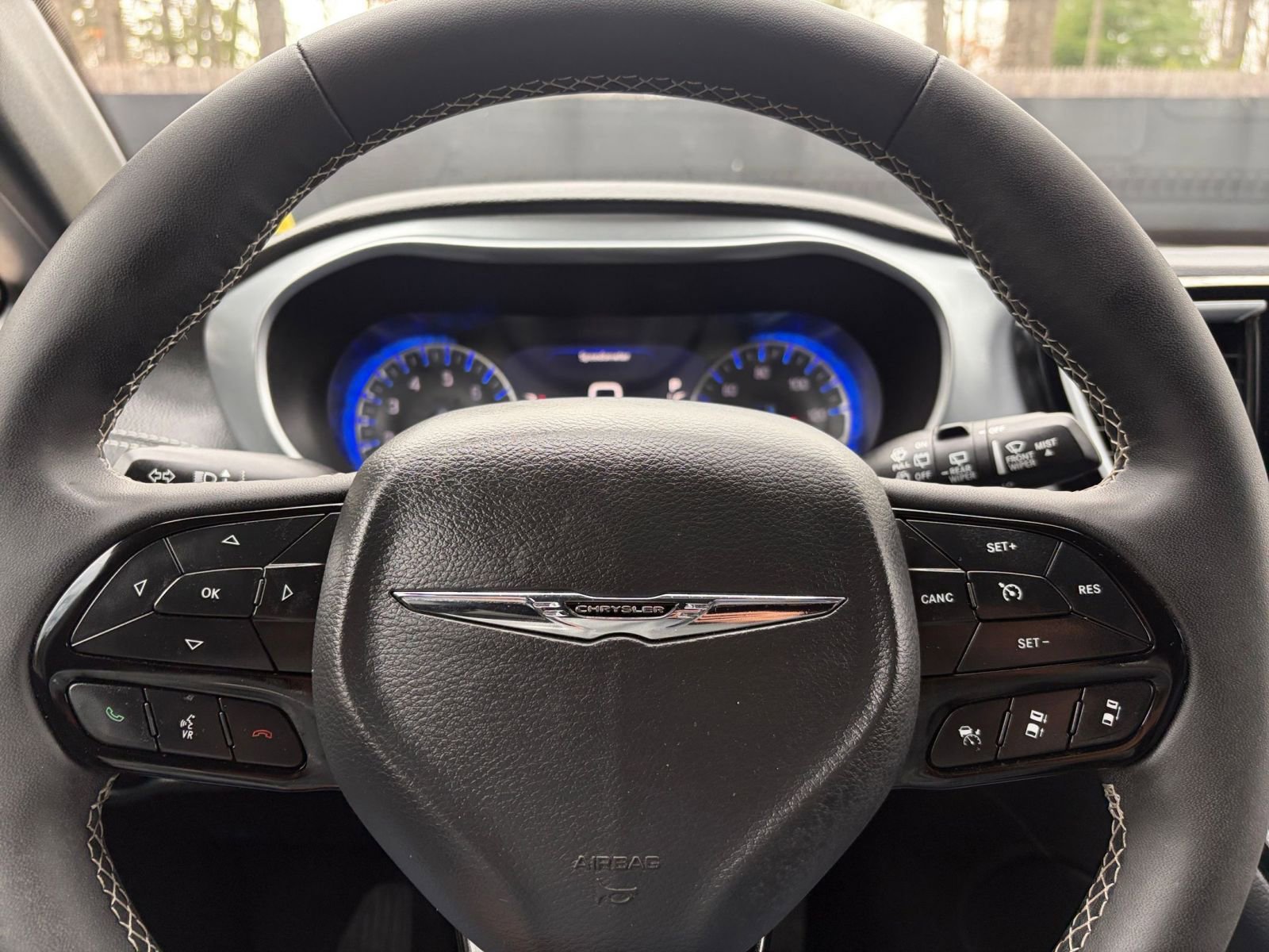 Used 2025 Chrysler Pacifica Limited image 30