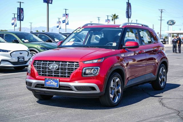 Used 2025 Hyundai Venue SEL FWD image 3