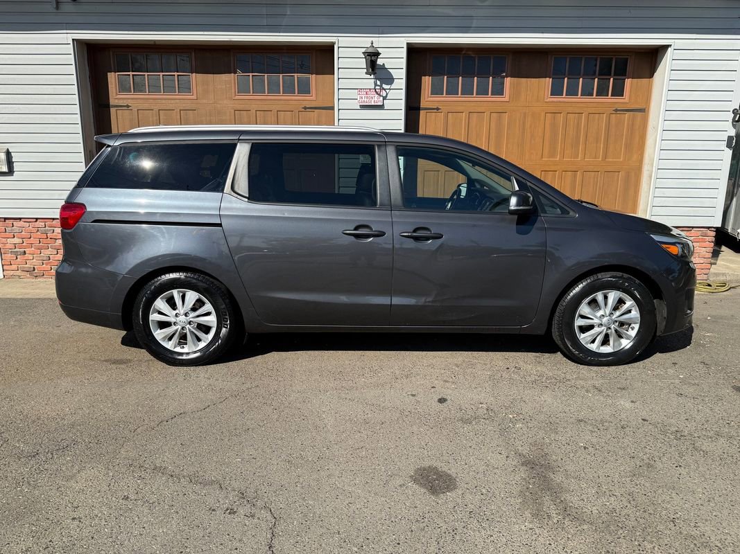 Used 2017 Kia Sedona LX w/ LX Essentials Premium Package image 3
