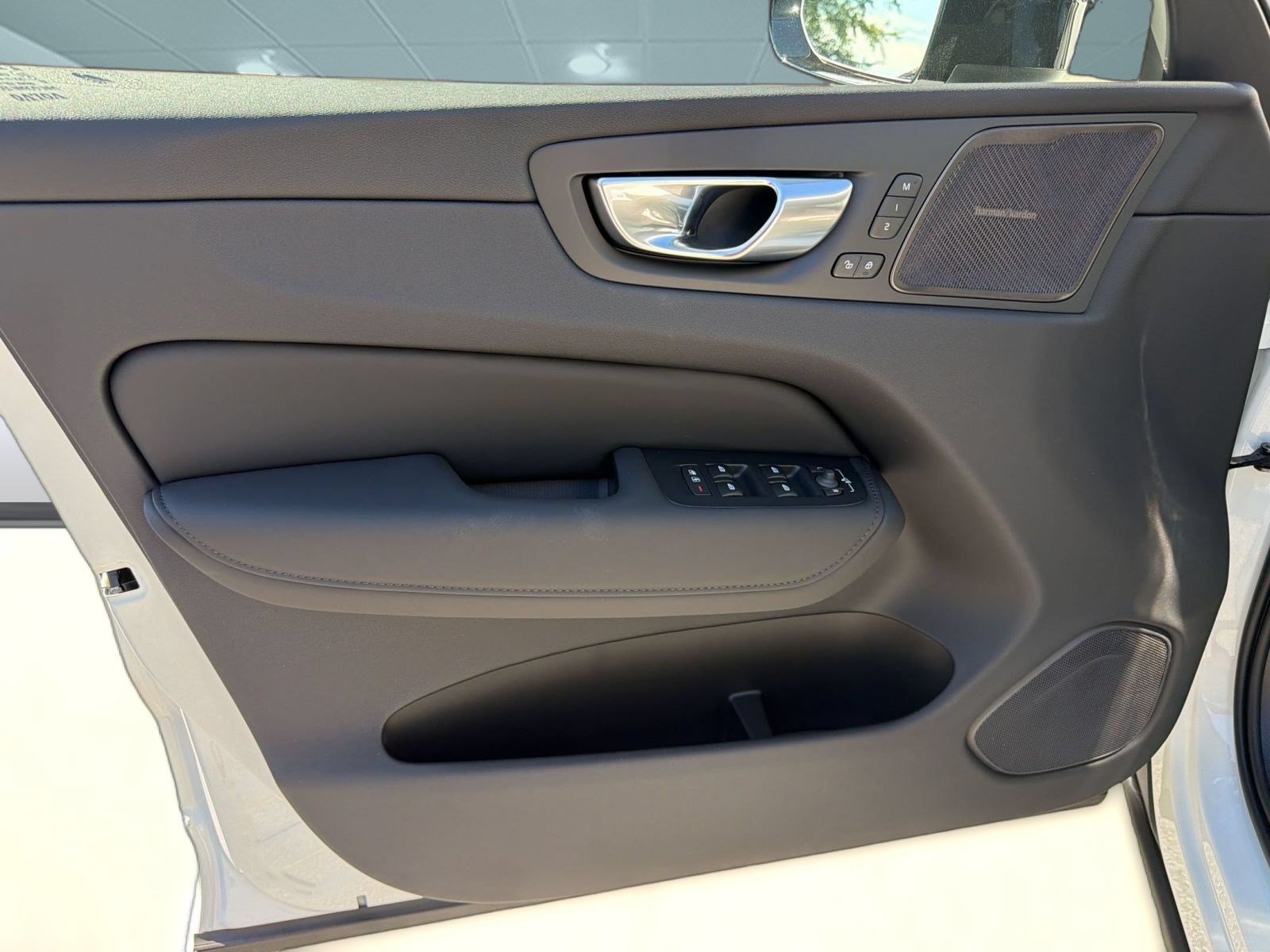 New 2027 Volvo XC60 B5 Plus AWD/4WD image 13