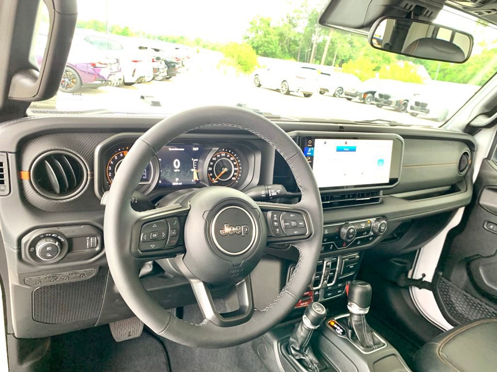 Used 2025 Jeep Gladiator Mojave AWD/4WD image 17