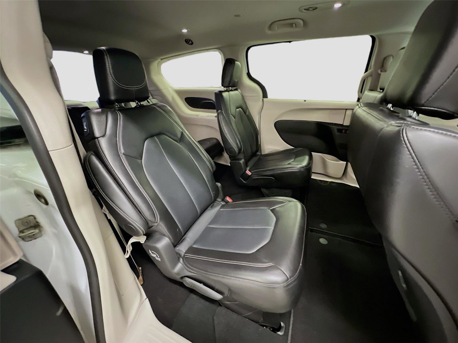 Used 2024 Chrysler Pacifica Touring-L FWD image 27